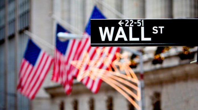 تابلوی وال استریت در نیویورک با سابقه بورس سهام نیویورک - منبع: ShutterStock.com
